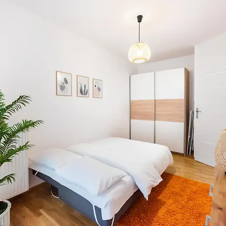 Metro Bemowo Colourful By Bookinghost